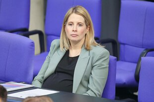 Bundesministerin für Wohnen, Stadtentwicklung und Bauwesen Verena Hubertz sitz wie zusammengesagt im Bundestag