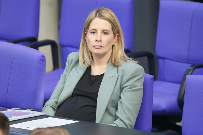 Bundesministerin für Wohnen, Stadtentwicklung und Bauwesen Verena Hubertz sitz wie zusammengesagt im Bundestag