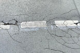 Schäden an einer Straße.