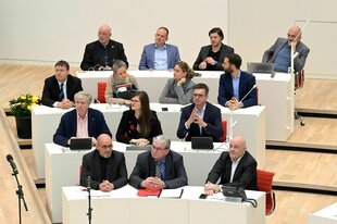 Die Fraktion vom Bündnis Sahra Wagenknecht (BSW) sitzt geschlossen auf ihren Plätzen im Landtag