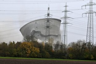 Ein Kühlturm des Atomkraftwerks Gundremmingen wird gerade gesprengt