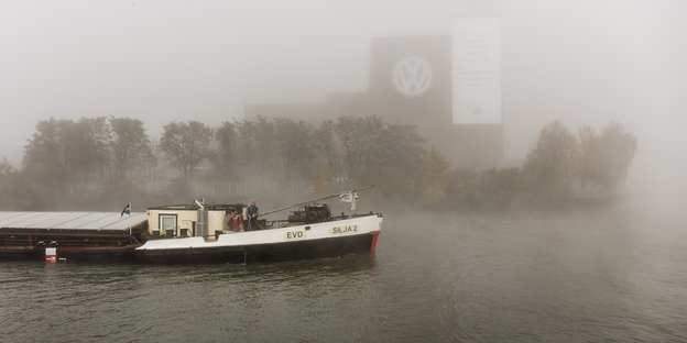 Ein Schiff im Nebel auf dem Mittellandkanal.