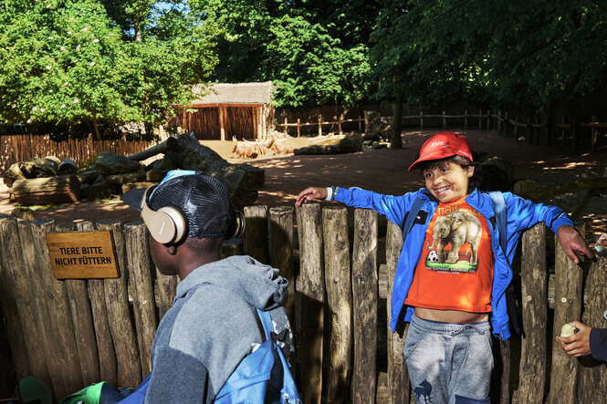 Kinder auf einem Spielplatz.