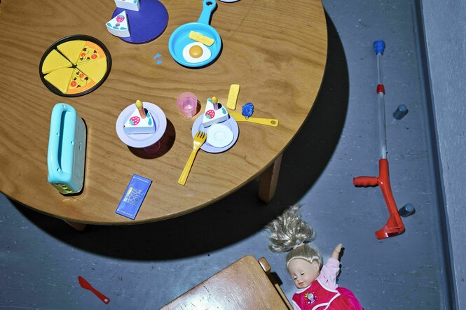 Verteiltes Spielzeug und eine Gehhilfe.