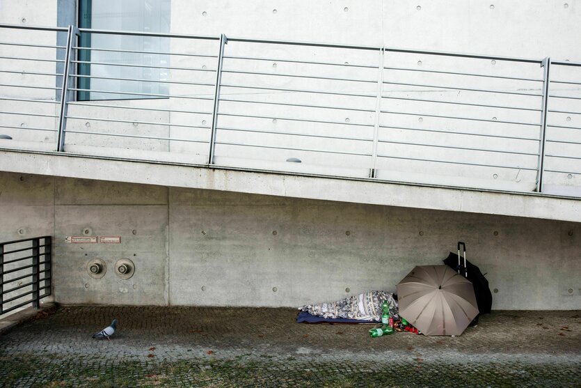 Der Schlafplatz eines Obdachlosen unter einer Brücke