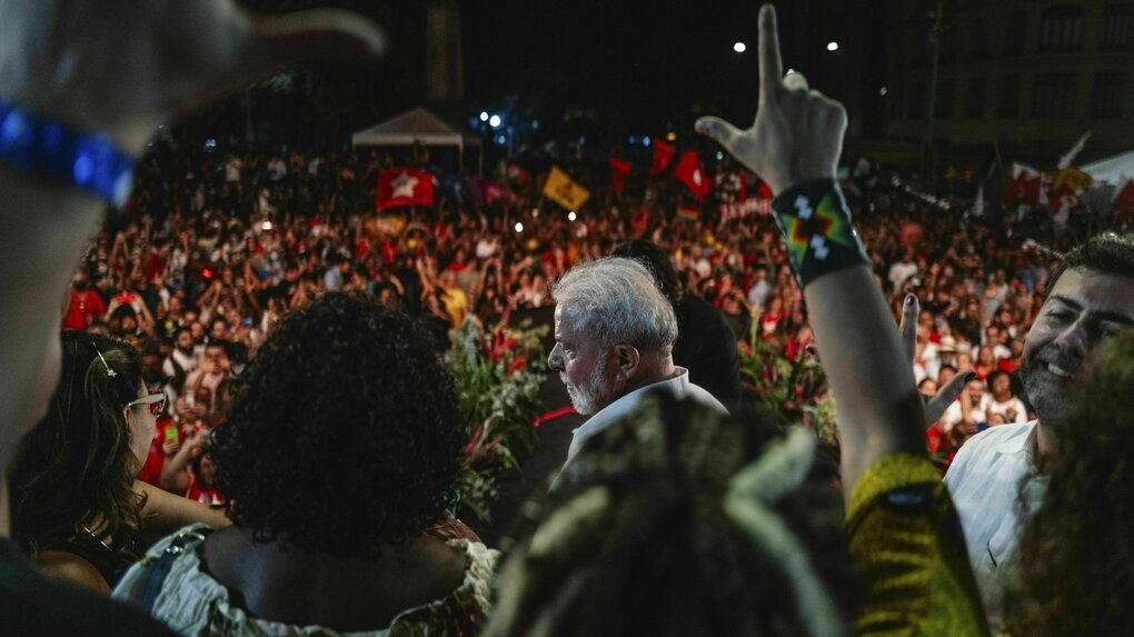 Menschen jubeln einem Mann zu