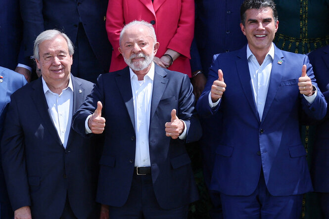 Drei Staatsmänner in Anzügen stehen für ein Gruppenfoto nebeneinander