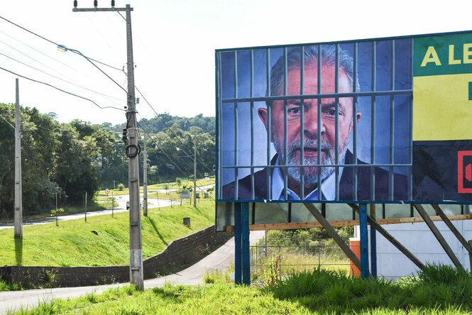 Eine Plakatwand an einer Straße in Südbrasilien zeigt am 24. März 2018 den Präsidenten Luiz Inacio Lula da Silva hinter Gittern