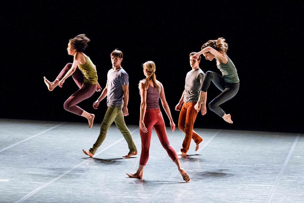 Fünf Tänzer auf einer Bühne