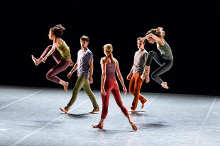 Fünf Tänzer auf einer Bühne