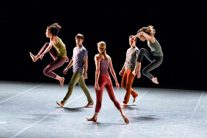 Fünf Tänzer auf einer Bühne