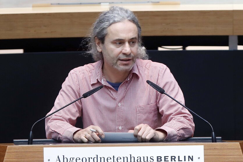 Turgut Altuǧ am Rednerpult des Abgeordnetenhauses