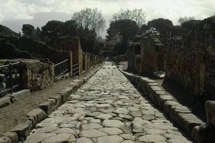 Eine Römerstraße - belegt mit dicken Steinen und einer Einfassung