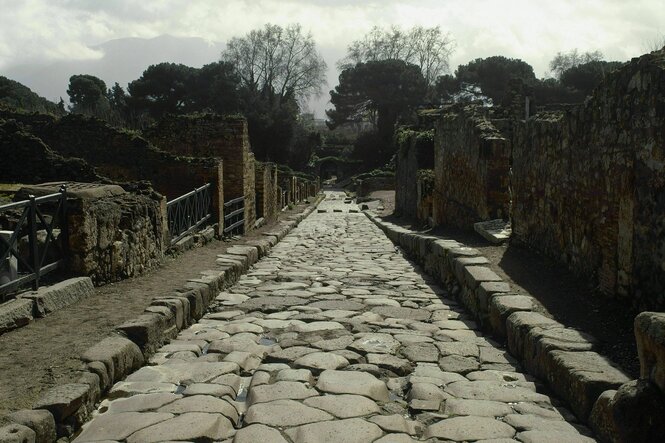 Eine Römerstraße - belegt mit dicken Steinen und einer Einfassung