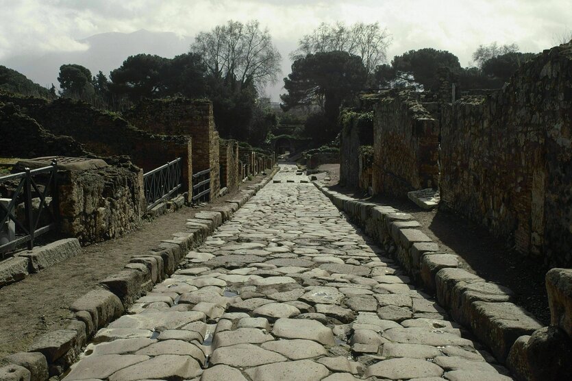 Eine Römerstraße - belegt mit dicken Steinen und einer Einfassung