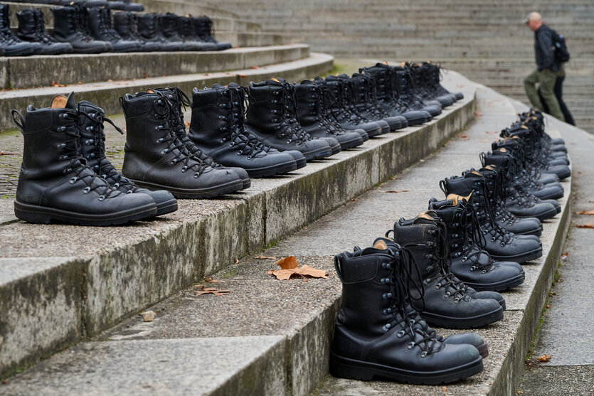 Bundeswehrstiefel stehen auf einer Treppe