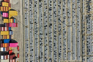 Eine Luftaufnahme zeigt Autos von oben