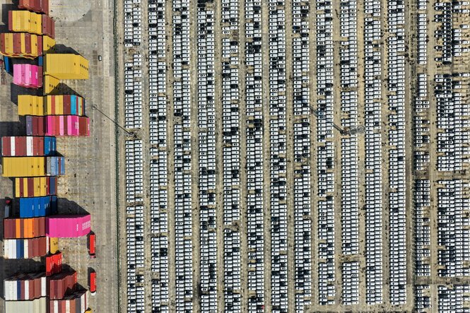 Eine Luftaufnahme zeigt Autos von oben