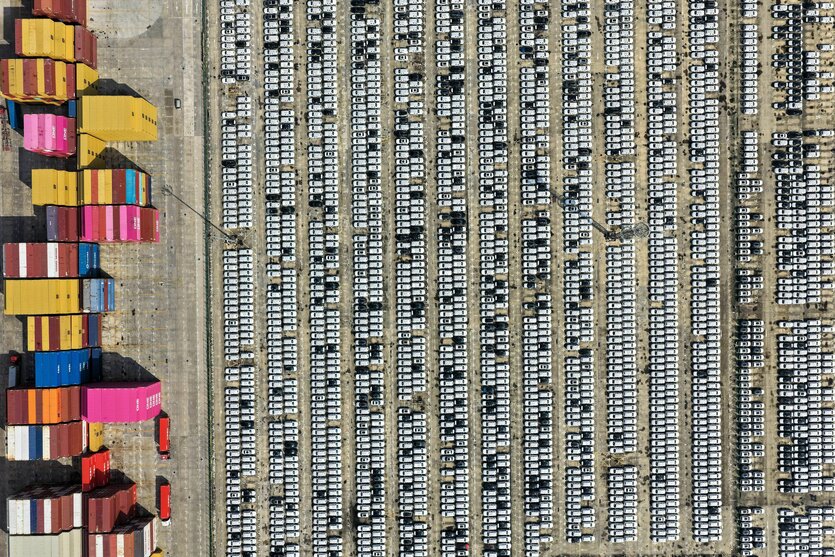 Eine Luftaufnahme zeigt Autos von oben