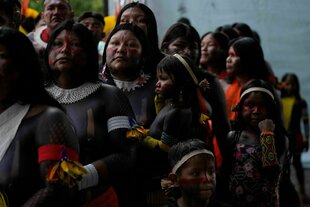 Eine indigene Gruppe nimmt an der Eröffnungszeremonie des People's Summit