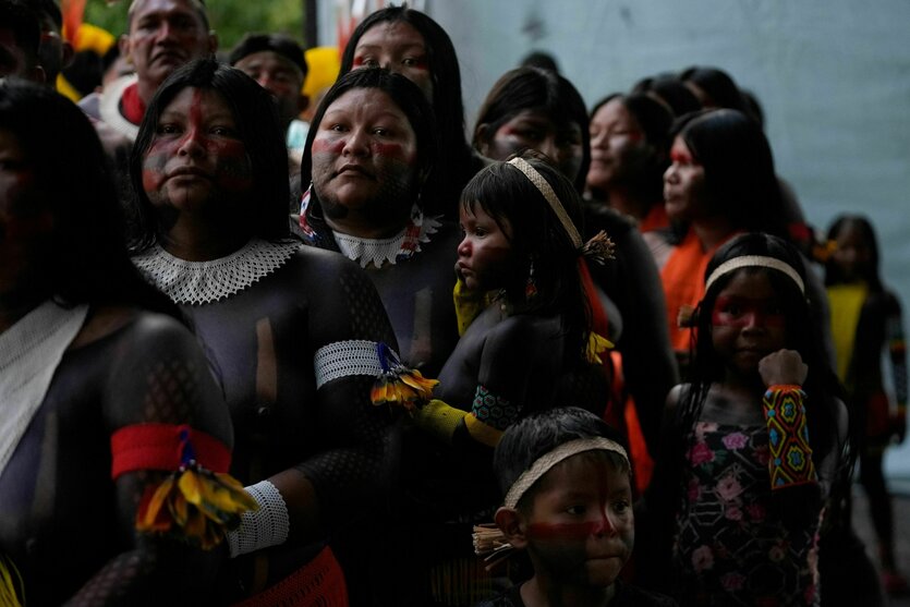 Eine indigene Gruppe nimmt an der Eröffnungszeremonie des People's Summit