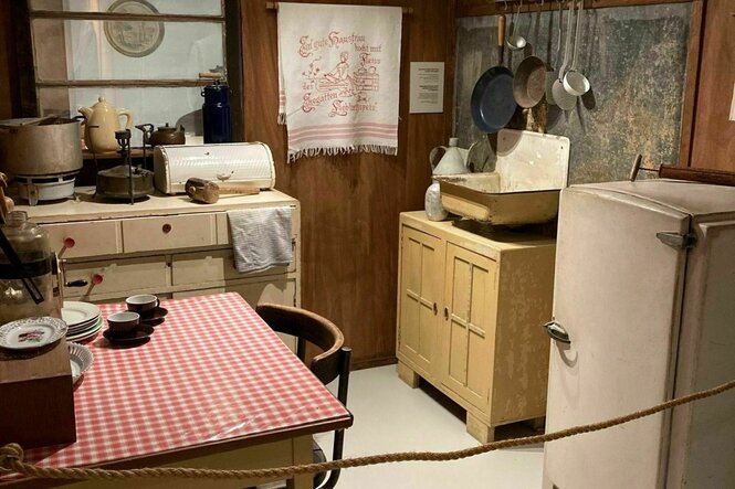 Blick in eine altmodische Wohnung in einem Holzcontainer