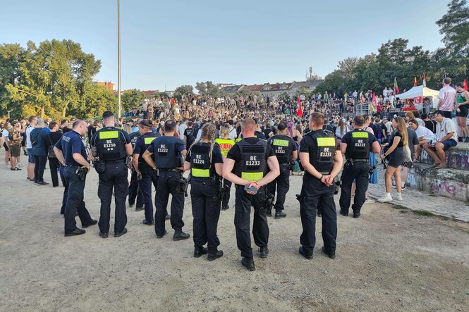 Eine Menschenmenge und viele Polizisten davor: Auf einer Party im Görlitzer Park gegen den Zaun und eine restriktive Drogenpolitik
