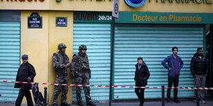 Französische Soldaten in den Straßen von Paris.