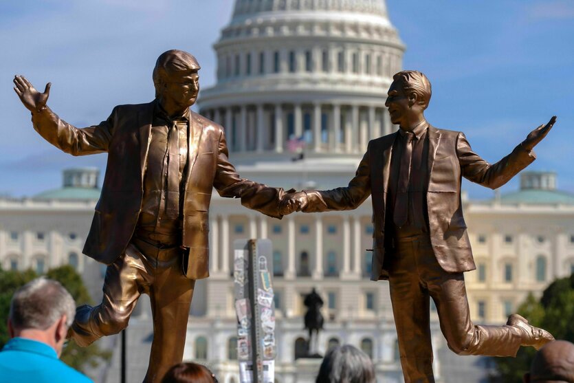 Eine Kunstinstallation, die US-Präsident Donald Trump und Jeffrey Epstein Hand in Hand zeigt, steht auf der National Mall in der Nähe des Kapitols