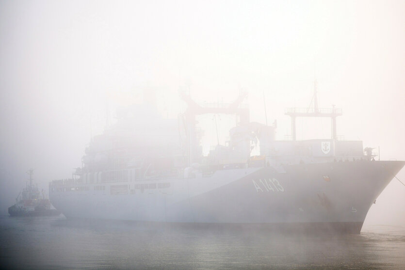 Ein Schiff in starkem Nebel verhüllt