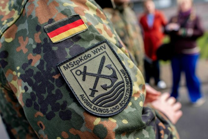 Ein Soldat der neuen Ausbildungs- und Schutzkompanie der Marine trägt ein Abzeichen auf seiner Uniform: MStpKdo WHV Ausbildungs- und Schutzkompanie