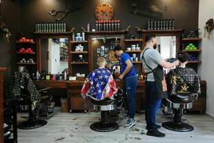 Blick in einen typischen Barbershop, die Frisöre können nicht-weiß gelesen werden