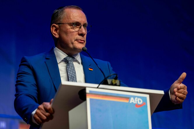 Tino Chrupalla, Vorsitzender der AfD-Bundestagsfraktion, spricht am Parteitag der AfD