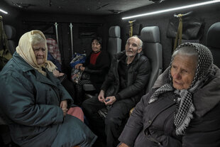 Vier Personen sitzen in einem Auto