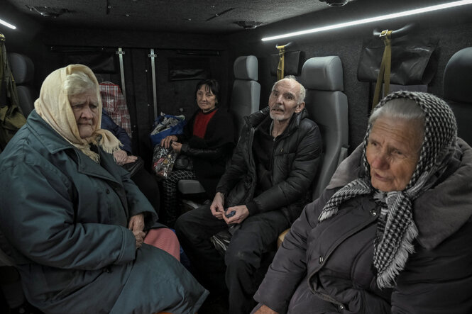 Vier Personen sitzen in einem Auto