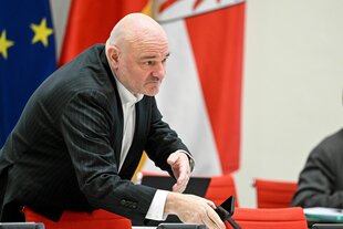 Ein Mann beugt sich über einen Tisch