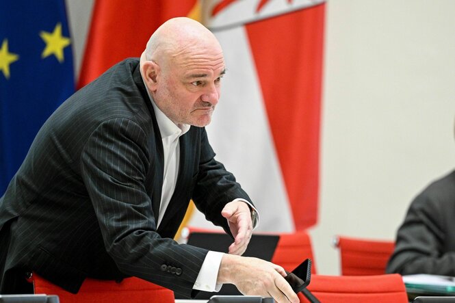 Ein Mann beugt sich über einen Tisch