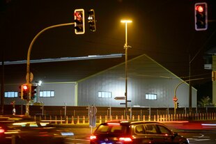 Autos fahren am frühen Morgen an einem Interims-Gerichtsgebäude vorbei