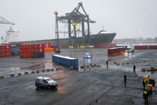 Belgischer Containerhafen im Nebel