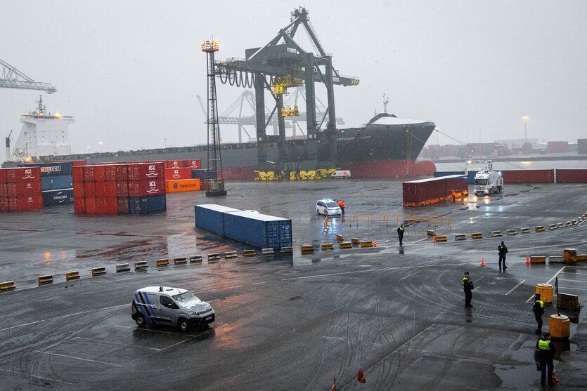 Belgischer Containerhafen im Nebel
