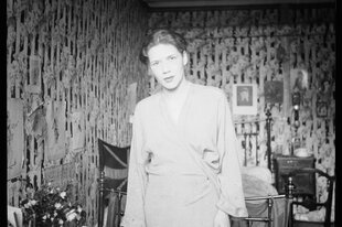 Eine elegante Frau steht in einem Zimmer