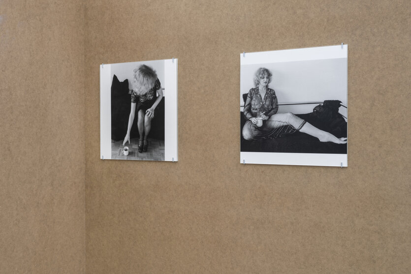 Brauner Hintergrund, zwei schwarz weiß Bilder darauf, beide eine weibliche Person zeigend