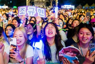 Vorwiegende weiblich-asiatisch gelesenes Publikum, das dahinzuschmelzen scheint. Es sind Schilder in Koreanisch zu in der Menge zu sehen.