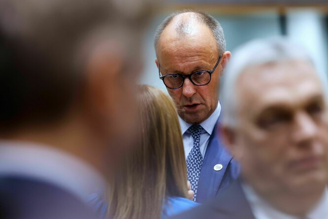 Friedrich Merz durch eine Menge gesehen, bedrohlich wirkend