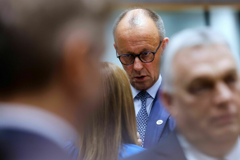 Friedrich Merz durch eine Menge gesehen, bedrohlich wirkend