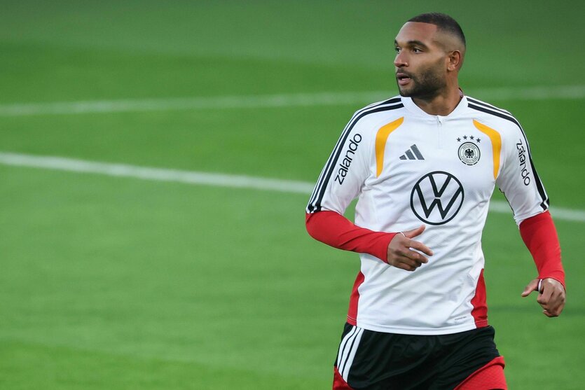 Jonathan Tah im Trainingsauourtfit der Nationalmnschaft beim Warmmachen auf dem rasen