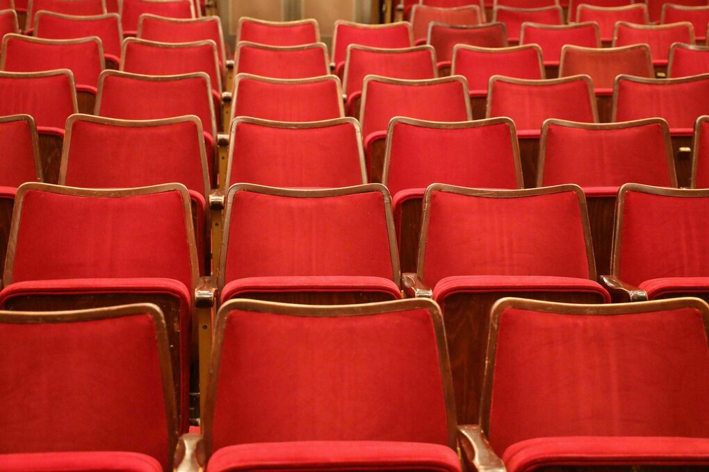 Leer Zuschauersessel in rot