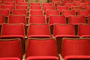 Leer Zuschauersessel in rot