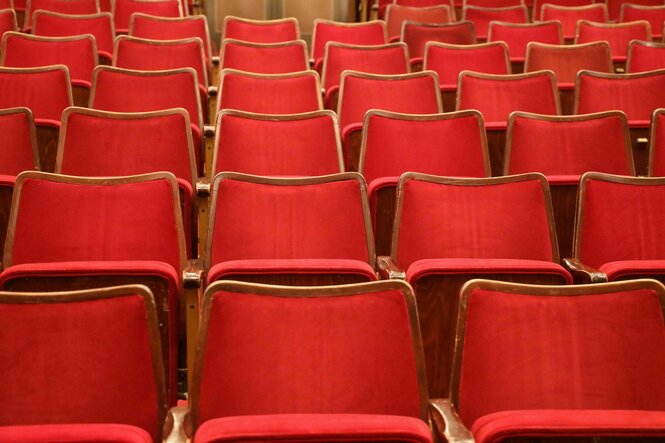 Leer Zuschauersessel in rot