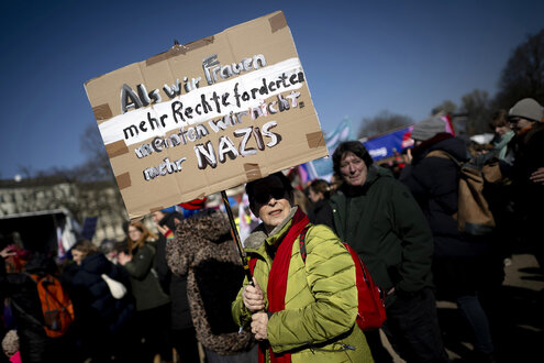Eine Demonstration für Frauenrechte. Eine Person hat ein Schild in der Hand. Darauf steht: "Als wir Frauen mehr Rechte forderten meinten wir nicht mehr Nazis"